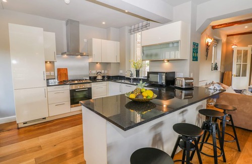 Bakewell Cottage | CASTLE HILL, character holiday cottage, with a garden in Bakewell