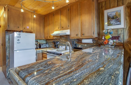 Boulder Bay Cabin | Castle Rock Cabin #2 ~ Cozy cabin close to Fisher Cove & Boulder Bay - short drive to skiing