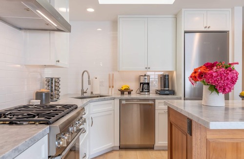 Golden Rectangle Apartment | CASUAL ELEGANT PENTHOUSE VACATION APARTMENT IN THE VILLAGE OF CARMEL-BY-THE-SEA