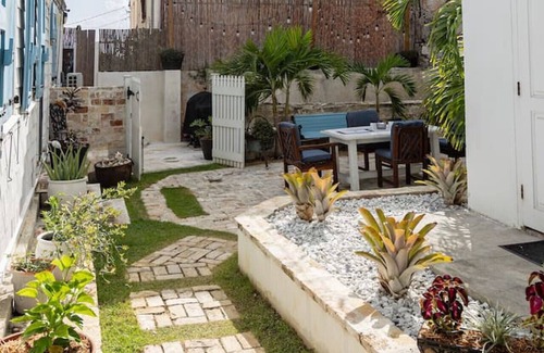 Estate East Street Apartment | Cat O' Nine Tails - crows nest
