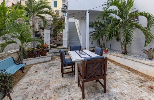Estate East Street Apartment | Cat O' Nine Tails - crows nest