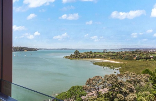 Greenhithe Apartment | Catalina Bay Sweet Escape with Carpark & Air-con