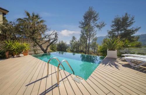 Torrelles de Llobregat Villa | Catalunya Casas Infinity pool and views 20min to Barcelona