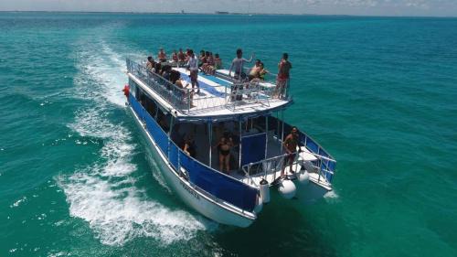 La Isla Boat Rental | Catamaran Fragata Cancun