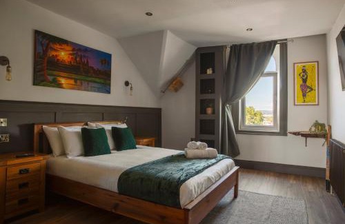 Exeter Apartment | Cathedrals View - 2-4 bed Top-floor Apt in Exeter - Self Check in, Free Parking!