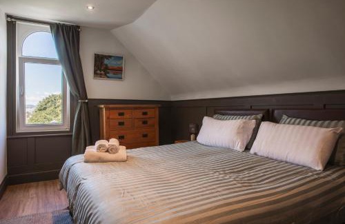 Exeter Apartment | Cathedrals View - 2-4 bed Top-floor Apt in Exeter - Self Check in, Free Parking!