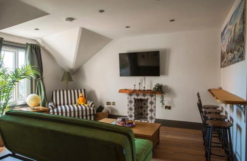 Exeter Apartment | Cathedrals View - 2-4 bed Top-floor Apt in Exeter - Self Check in, Free Parking!