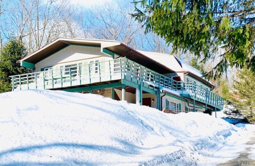 Highmount Apartment | Catskill Cabin The Flamingo Suite 5