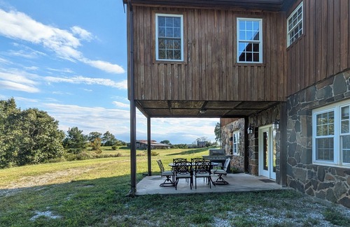 Nelson Cottage | Cattle farm getaway in Virginia's best wine & beer country! Fiber Optic Wi-Fi!