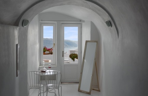 Imerovigli House | Cave 2bedroom Suite with Hot Tub by Zenith Blue