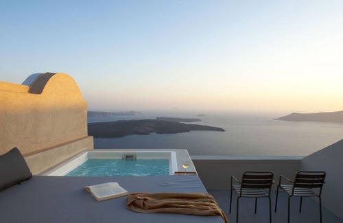 Imerovigli Apartment | Cave house with outdoor heated jacuzzi