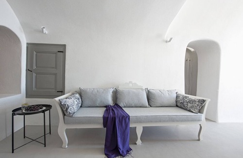 Imerovigli Apartment | Cave house with outdoor heated jacuzzi