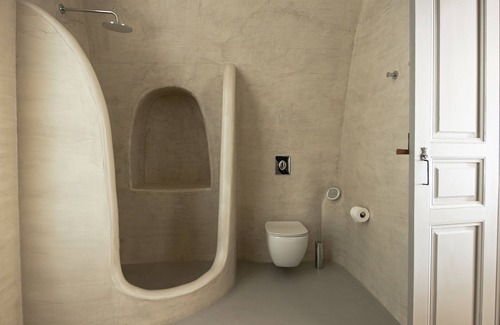 Imerovigli Apartment | Cave house with outdoor heated jacuzzi