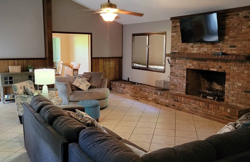 Marianna House | Caverns Crossing - CLOSE to Chipola , MERE ball field & the Caverns State Park