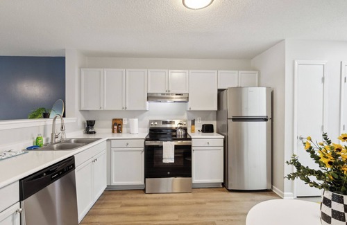 Westover Apartment | CB 3504-103 Fayetteville Oasis I Modern, Comfy