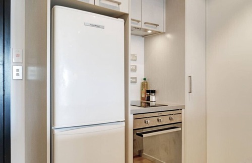 Auckland Central Business District Apartment | CBD Modern Apartment with City views, Pool & Gym