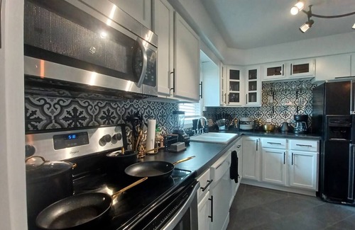 South Bend House | ~CBS Featured~ HUGE HOT TUB|CINEMA|Firepit