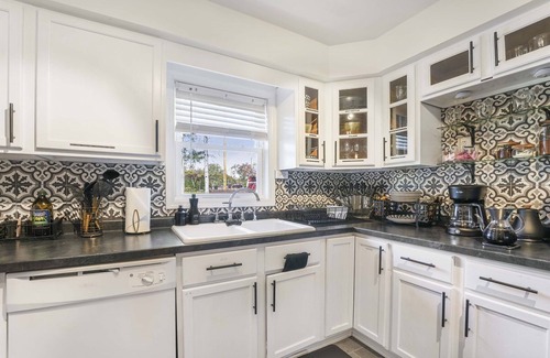 South Bend House | ~CBS Featured~ HUGE HOT TUB|CINEMA|Firepit
