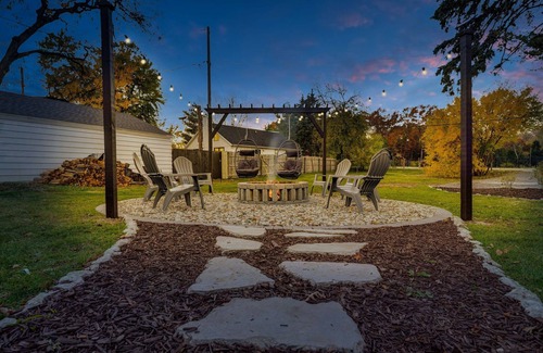 South Bend House | ~CBS Featured~ HUGE HOT TUB|CINEMA|Firepit