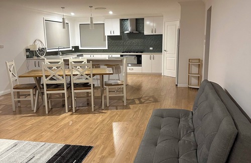 North Tamworth House | CC's Country Cottage- Modern, airconditioned, family-friendly space.