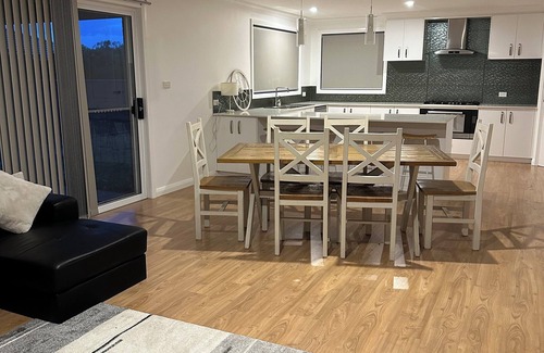 North Tamworth House | CC's Country Cottage- Modern, airconditioned, family-friendly space.