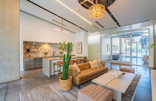 Evans Churchill Apartment | CDT PHX Apt| Pool, Gym, Balcony + Parking + W/D