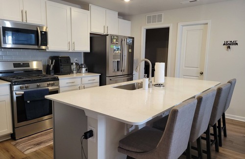 Statesville House | Cecile's Charming 2-bedroom house in enchanting Statesville with AC, WiFi