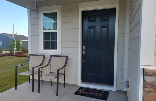 Statesville House | Cecile's Charming 2-bedroom house in enchanting Statesville with AC, WiFi