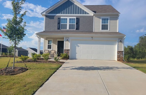 Statesville House | Cecile's Charming 2-bedroom house in enchanting Statesville with AC, WiFi