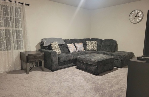 Statesville House | Cecile's Charming 2-bedroom house in enchanting Statesville with AC, WiFi