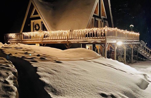 Glover Cabin | Cedar A-frame cabin with finished bunkhouse, sleeps 14. WiFi, AC in Glover, VT