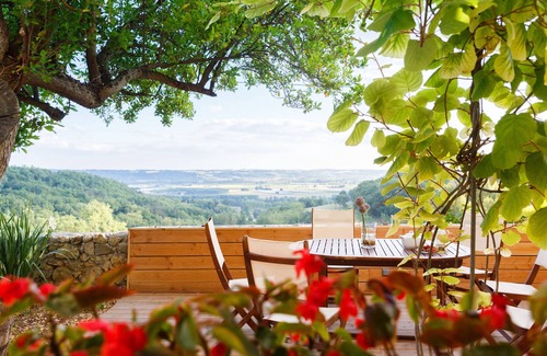 Clermont-Dessous Hotel | Cedar B & B nestled in a small valley, recently renovated