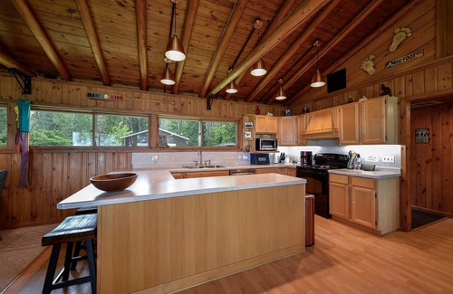 Ingalls Cabin | Cedar Cabin on the Bay: Your Fall Getaway for Stunning Views and Cozy Vibes!