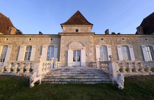 Espiens Cottage | Cedar Cottage in a Exceptional 17th Century Castle in Gascony