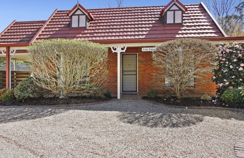 Bright House | Cedar Cottage - Tudor Village Unit 3