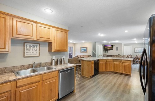 Lakeside Estates House | Cedar Cove' Huge Dual Kitchen w/Large Dining/Family, Billiards, Hot Tub, Dock