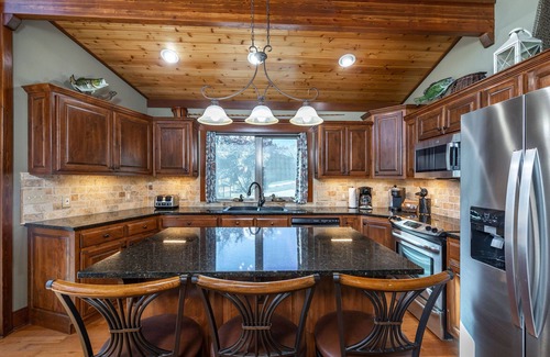 Branson House | Cedar Cove -Private Lake Front + Hot Tub -5 min to Branson Strip -Dogs ok w/fee!