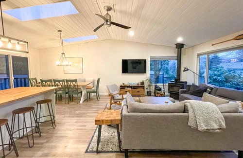 Tuwanek House | Cedar Creek Cottage 3BR - Welcome to your Oasis Steps from the Beach