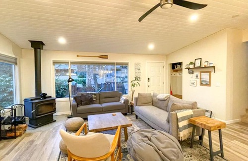 Tuwanek House | Cedar Creek Cottage 3BR - Welcome to your Oasis Steps from the Beach