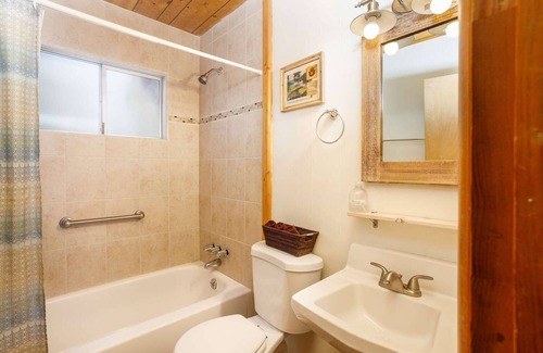 Twin Peaks Hotel | Cedar Creek Cottage - Three-Bedroom | Five Beds | 2 Full Bathrooms | Sleeps Eight