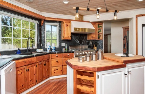 Oakhurst House | Cedar Creek Lodge with POOL/hot tub/sleeps 24!