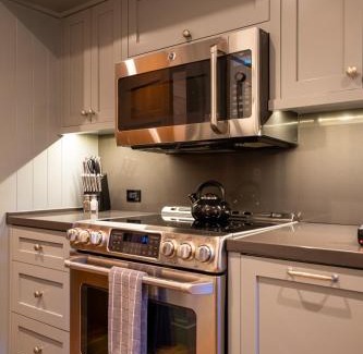 Homewood House | Cedar Crest - Stellar's Jay Cottage 4