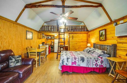 Davis Apartment | Cedar Falls Cabin 3 Next to Turner Falls Park