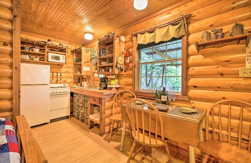 Davis Cabin | Cedar Falls Cabin: Nestled by Honey Creek