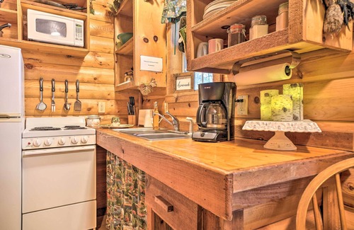 Davis Cabin | Cedar Falls Cabin: Nestled by Honey Creek