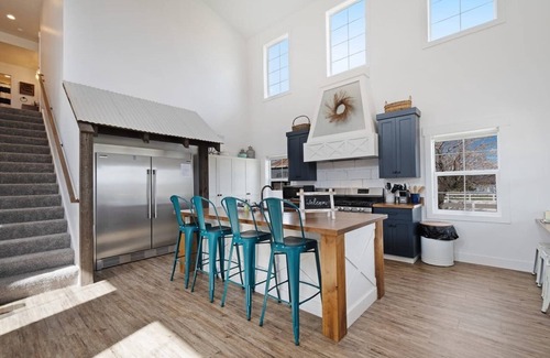 Garden City Cabin | Cedar Farmhouse and Silo w/POOL (Sleeps 50)