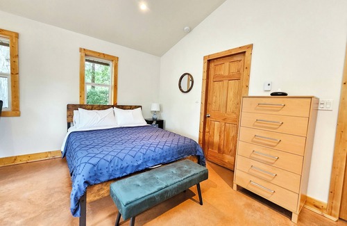 North Oyster House | Cedar Grove Cabin · A/C · EV Charging!