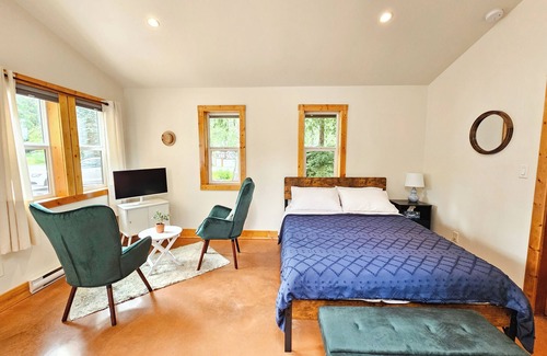 North Oyster House | Cedar Grove Cabin · A/C · EV Charging!