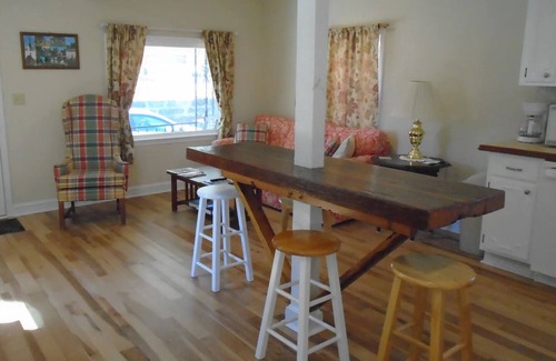 New Bern House | Cedar Grove Cottage Conveniently Located to all attractions.