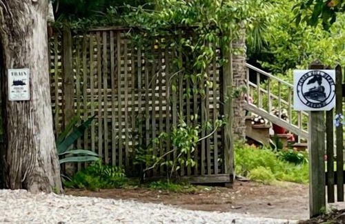 Cedar Key Cabin | Cedar Hill Depot: Historic charmer 3 blocks from the Gulf